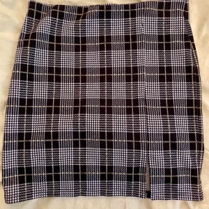 Rutig mini kjol - Rutig (”checked”) minikjol från ginatricot. Aldrig använd. Stretchigt material. Liten slits på sidan. Storlek M, men skulle säga att det passar S med :) Köparen står för frakt (kan samfrakta) :)