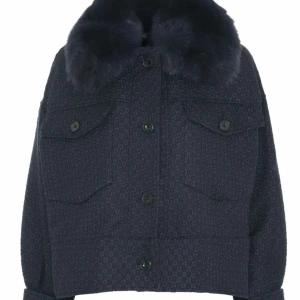 Söker! - Söker denna Charlie meotine jacka som e slutsåld, helst i färgen på bilden marinblå men kan tänka mig andra med! Hör gärna av dig om du kan tänka sälja❤️