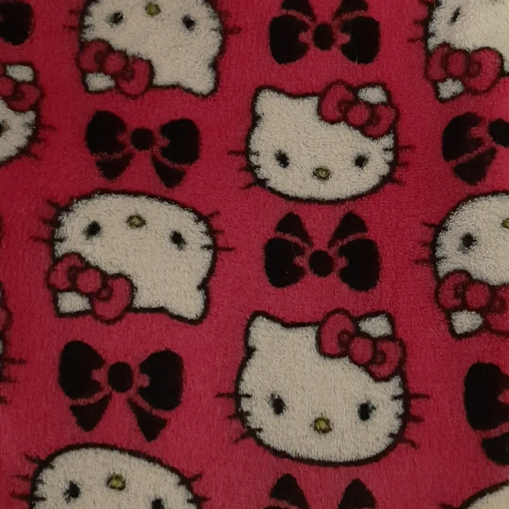 Hello Kitty byxor i fleece, som nyskick. Storlek 2-xl. Jag brukar ha S, de är för stora för mig och har bara legat i en garderob. Första bilden stämmer mest med den egentliga färgen! Finns ett resårband i som man kan knyta som man vill. Om du vill ha mått är det bara att DM:a ☺                  AVSLUTAS 21:00 Söndag 6/12  Högsta bud: 350kr. Jeans & Byxor.