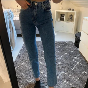 Mom jeans ifrån pull&bear - Köpte dom här på plick men dom passade tyvärr inte :)) väldigt fint skick, knappt använda. Färg: mörk blå. Pris är diskuter bart
