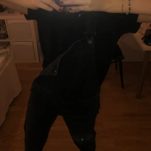 Svarta hängselbyxor - Skitsnygga hängselbyxor med assnygg fit!!! Från asos men köpte på plick :P Får tyvärr aldrig användning av dessa :( Köparen står för frakt