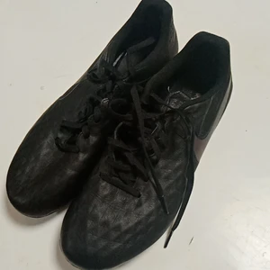 Nike tiempo stl 42  - Fotbollsskor Nike tiempo stl 42.nästan nya funkar både på vanligt och konstgräs.bara använt dom 6 gånger. 200 kr nu pris 500 kr. 