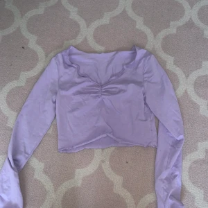 Söt top - En super söt lila top som jag aldrig använt. Super fin och bra matriall!  Om många är intresserade blir de budgivningen i kommentarerna. Frakt är ej inräknat