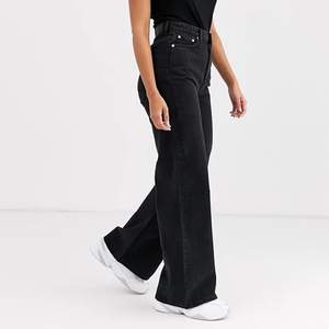 Säljer dessa jeans i Weekdays modell ”ACE” i storlek 26/30. Som nya, använda enstaka gång. Nypris:500