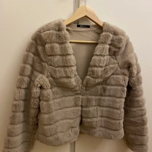 Gina Tricot Beige Jacka - Fin beige fuskpälsjacka från Gina Tricot som säljes pga att jag bara inte använder den så ofta längre och hoppas att någon annan får mer användning av den! Den är jättefin och i bra skick 🥰🥰  Skriv vid frågor!