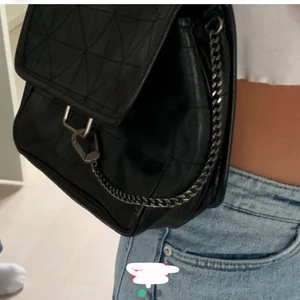 Väska från zara - Vädligt rymlig väska från zara, använd ca 2 gånger, så den är nyskick. 26,5 x 20. Den har även ett fack med dragkedja imitera. Kan självklart skicka mer bilder🥰(första och andra är lånad bild)