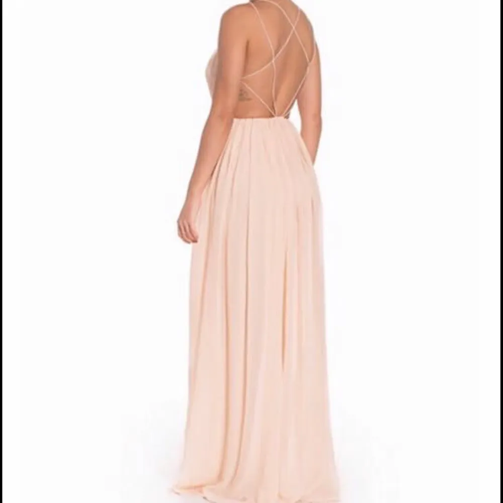 Oanvänd klänning i storlek 34 säljes för 350 kr + eventuell frakt . Klänningar.
