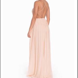 Oanvänd klänning i storlek 34 säljes för 350 kr + eventuell frakt 