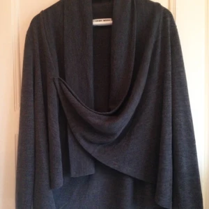  - Over size omlott-kofta från Vero Moda.
Nyskick.

Betalning via Swish, jag möter upp i Sthlm.