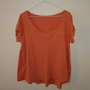  - Laxrosa/orange T-shirt från HM. 
Jag står för frakten.