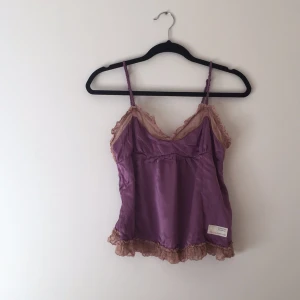  - Blus från Odd Molly, aldrig använd bara prövad. En present som råkade va i fel storlek. Justerbara axelband och original knappar finns kvar. 