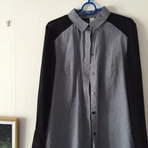  - Långärmad skjorta i mesh och blågrått tyg. Aldrig använd. Svarta knappar. Passformen är figursydd men inte tight. Jag är strl.38 och den passar mig fint. 

Köparen betalar frakt, kan annars hämtas i Göteborg. 