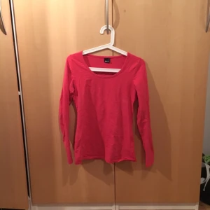  - Långärmad tröja från GinaTricot. Väldigt stretchig! Lite mer rosa irl än på bilden. 