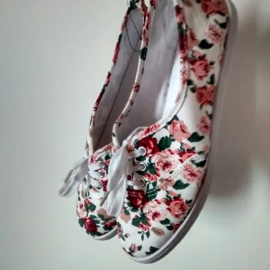  - Nya mysiga sneakers H&M. strl 39 (liten storlek)