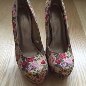  - Oanvända pumps från Forever21.