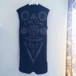  - Topp/klänning med häftigt tryck, markerad med S men passar perfekt för en M också. Endast provad 👌🏻