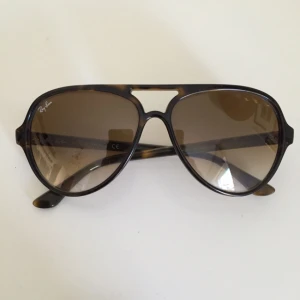 - Bruna aviators med plastbåge från Ray Ban, glaset är fadeat brunt. Äkta inköpta på NK för ca 6 år sedan