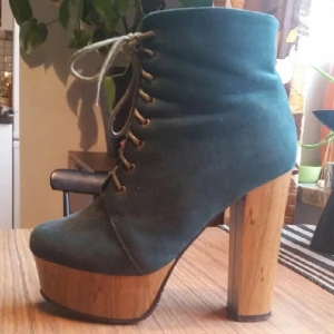  - Snygga klackar i stl 35. (själv använder jag 36, men dessa var rätt stor i storleken.)   Klack höjd ca 10-12 cm. Sitter bra på foten. Endast använda ett fåtal gånger. 