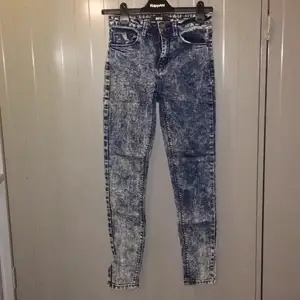 Super stretchiga jeans från Urban outfiters. Använda en gång! 
Köparen betalar frakt eller upphämtning i Upplands-Bro :) 