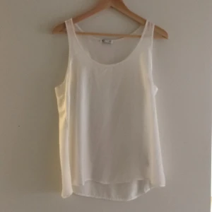  - Superfin blus i vitt i storlek 38. Superfint skick! Köparen står för frakt eller upphämtning i Upplands-bro :) 