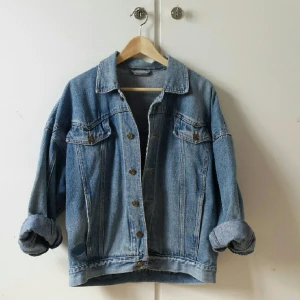  - Oversized denim jacket, so cute!! !