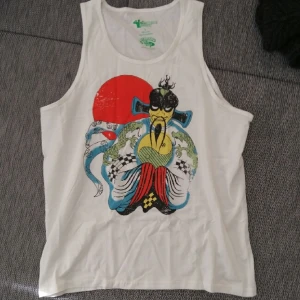  - Nytt linne i herrstorlek, ses i 80-talsklassikern Big troubble in little china. 