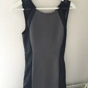 Grå klänning från H&M med svarta ränder på sidan. Jättesnygg på fest! Säljes pga fel storlek, använd 2 gånger :)