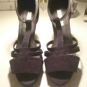  - Svarta klackisar 👠💎
Använda en gång 

Priset kan diskuteras 💖 