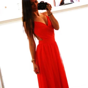  - Röd långklänning med öppen rygg! Perfekt för balen. Aldrig använd