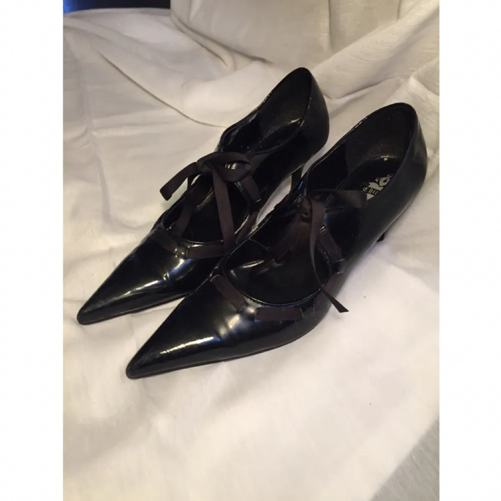 Svarta spetsiga skor som har använts en gång! Superbra skick :) kan mötas upp i Stockholm eller Uppsala samt posta (köparen står för frakten)!. Skor.
