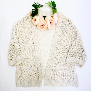  - Virkad gräddvit tröja, använd, skön på varma sommarkvällar!