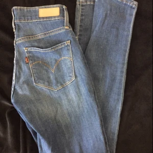  -  Snygga Levis jeans, knappt använda. Fler bilder kan skickas på begäran, möts upp i Stockholm. :)