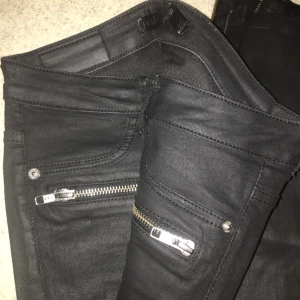  - Wax byxor från Gina tricot. Sparsamt använda. Storlek 25. Stretchiga i materialet. Ny pris 499:- 
Swish/frakt 35kr 