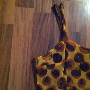  - ✨🌰Fantastisk klänning från 90-talet, i 70's färger🌰✨

• Storlek: Omörkt, XS-S 
• Märke: Les Petites
• Material: Bomull + tyllöverklänning
• Skick: Knappt använd, exemplariskt
• Övrigt: Inga skavanker funna
• Frakt: 26kr