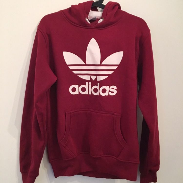Vinröd hoodie med märket Adidas | Plick Second Hand
