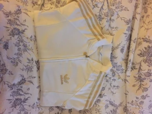  - Adidas med guldsträck guldigt adidas märke bak 