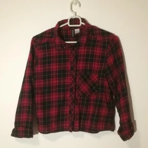  - Skjortan crop top är från H&M, S 34 | Aldrig använd 👌🏻|