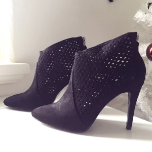  - Helt nya klackar från Zara 👠
Passar 37/liten 38
Priset kan diskuteras vid snabb affär
Skickar gärna men då står köparen för frakten ☺️