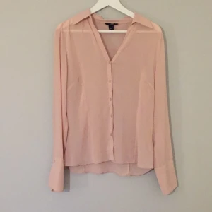  - Skjorta/blus i gammelrosa

Köparen betalar frakten 