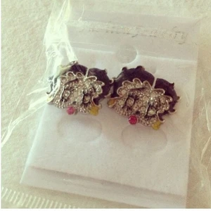  - Söta Betty Boop örhängen med äkta stenar i. 