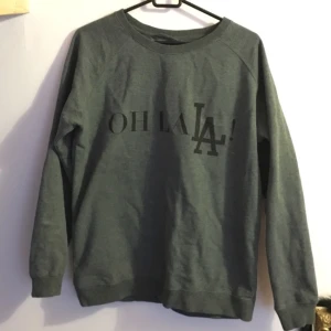  - Oanvänd collegetröja ifrån bikbok. Stl s. 