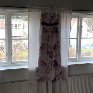  - En långklänning med fint mönster från H&M. Passar perfekt till bröllop/dop i sommar. Använd en gång.