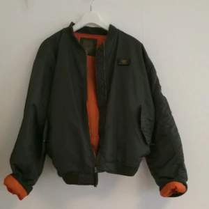  - Skön grön bomberjacka, orange foder. Slå till, grymt pris trots använd – lite för stor för mig dock jag har den alltför sällan!