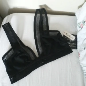  - Mesh strap bikini top från Nelly, helt slutsålt på deras lager, säljes nu helt ny med lappar kvar. Passar kupa a-c tack vara stretch
