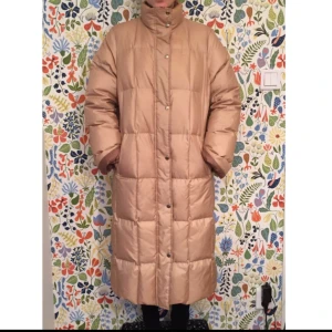  - KAXIG guldjacka! 
Värmer ända ner till vaderna😊
Snart kommer väl vintern tillbaka....