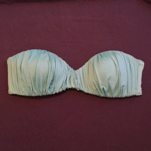  - Knappt använd bikiniöverdel, turkos bandeau från H&M.  (Ser urtvättad ut men är stark till färgen.)