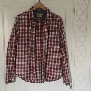  - Rutig skjorta från EastWest nypris 600kr, använd en gång..
