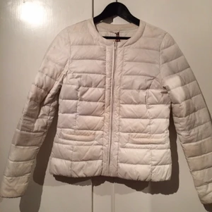  - Vit lite tjockare vår/höst jacka från Lindex. Från "märket" Hollyandwhite