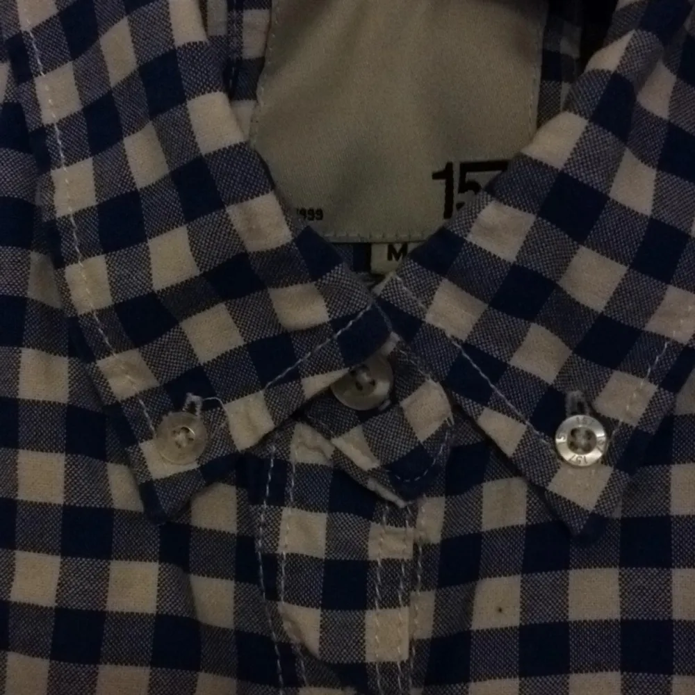 Snygg blåvit rutig skjorta från lager 157. Köpt på dam avdelningen. Säljer pga vuxit ur den. Ca 1 år gammal. . Skjortor.