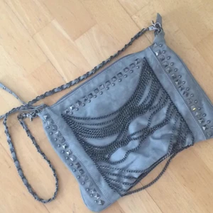  - Snyggaste väskan😍! Går att använda som kuvert väska eller ha hängandes på axeln. 💃🏼Ett riktigt klipp som tyvärr säljs då jag aldrig använder denna skönhet 😓💁 i nyskick! 